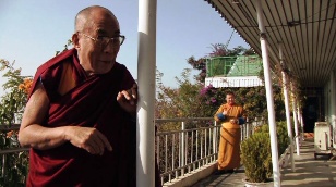 Кадр из фильма «Рассвет/Закат. Далай Лама 14»
