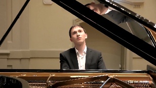 Кадр из фильма «Сергей Танин - пианист, пришедший с холода»