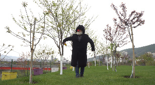 Isa waiting for the wind